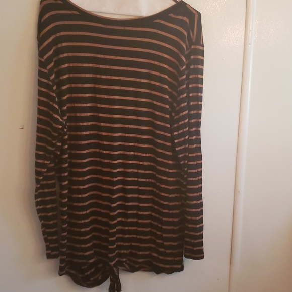 NWT Signature Studio Top - Picture 3 of 4